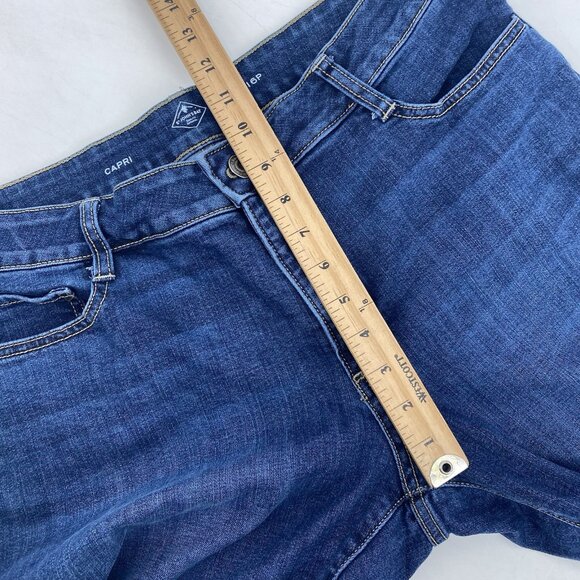 St Johns Bay Womens Size 16P Blue Cotton Blend Mid Rise Denim Capri Jeans - Picture 8 of 10